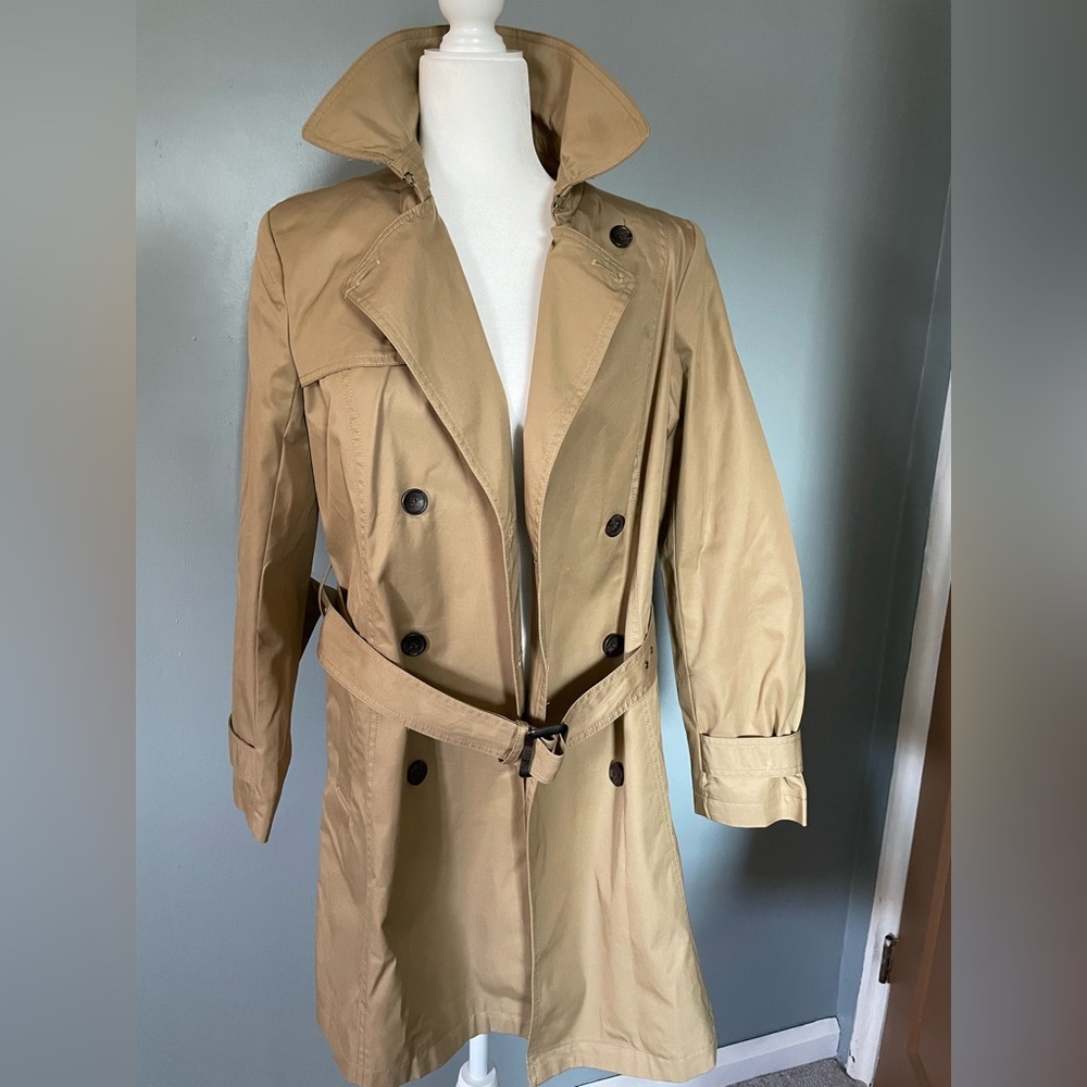 Banana Republic Trench Coat size medium nwot missing button on sleeve see below